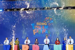 Officials mark the opening of the 22nd Ho Chi Minh City Tourism Festival on April 2. (Photo: VNA)