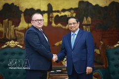 Prime Minister Pham Minh Chinh (right) and Chairman of the Belarusian State Forensic Examination Committee Volkov Alexei Aleksandrovich at their meeting on April 2 (Photo: VNA)