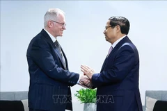 Vietnamese Prime Minister Pham Minh Chinh (R) and Neil Pollock, Vice President of the South African Chamber of Commerce and Industry, in Johannesburg on November 21. (Photo: VNA)