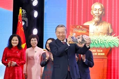 Party General Secretary To Lam receives the photo book “Glory Forever Belongs to the People” presented by the Vietnam News Agency at the ceremony on September 14. (Photo: VNA)