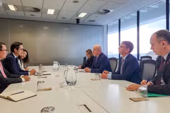 Deputy Foreign Minister Do Hung Viet pays a courtesy call to New Zealand Prime Minister Christopher Luxon. (Photo courtesy of the Ministry of Foreign Affairs) 
