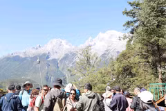 Jade Dragon Snow Mountain attracts tourists with its majestic scenery and mystical beauty, resembling a fairyland (Photo: VNA)