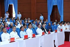 Politburo member and Permanent member of the Party Central Committee’s Secretariat Tran Cam Tu (front, third from left) and other participants in the meeting between voters and candidates running for seats in the 16th National Assembly in Constituency No. 1 of Da Nang city on March 4. (Photo: VNA)