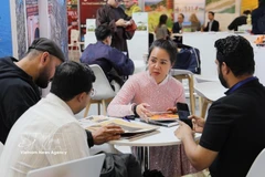 A representative of a Vietnamese enterprise shows it products at ITB Berlin 2026. (Photo: VNA)