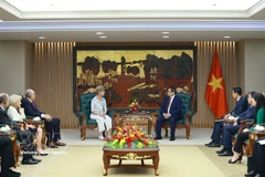 An overview of the meeting between Prime Minister Pham Minh Chinh (right) and visiting delegation from the Eisenhower Fellowships (Photo: VNA)