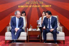 Minister of Public Security General Luong Tam Quang (right) and Daniel Rosen, CEO of Rosen Partners, at their meeting on March 17. (Photo: VNA)