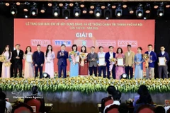 Winners of B Prize of the 8th Press Awards on building the Party and the political system of Hanoi for 2025. (Photo: VNA)