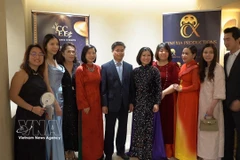Director of the Vietnam Cultural Centre in France, Dinh Ngoc Duc (fifth from the left), poses for a group photo with members of the organising committee of the "Cinema Night - Bridge of Light". (Photo: VNA)