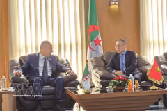 Vietnamese Ambassador to Algeria Tran Quoc Khanh (R) meets with Annaba Governor Abdelkrim Lamouri. (Photo: VNA)