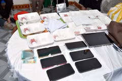 Numerous pieces of evidence and documents related to activities of individuals in “Hoi thanh Duc Chua Troi Me” (World Mission Society Church of God) are seized. (Photo: VNA)
