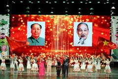 An art performance celebrates the Vietnam-China neighbourliness and friendship at the event (Photo: VNA)
