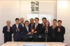 Representatives of the Vietnam Journalists Association and the RoK's Hankook Ilbo newspaper pose for a group photo. (Photo: VNA)
