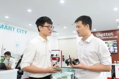 Viettel engineers discuss technology solution development. (Photo: nhandan.vn)