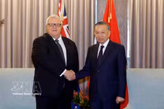 General Secretary of the Communist Party of Vietnam Central Committee and President of Vietnam To Lam (R) meets with Speaker of the New Zealand House of Representatives Gerry Brownlee in Auckland on August 13 (Photo: VNA)