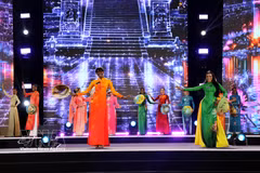 Miss World 2026 contestants perform in Vietnamese ao dai at the opening ceremony on August 12. (Photo: VNA) 