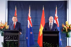 General Secretary of the Communist Party of Vietnam Central Committee and President To Lam (L) and New Zealand Prime Minister Christopher Luxon brief the press on the outcomes of their talks in Auckland on August 13, 2026. (Photo: VNA)