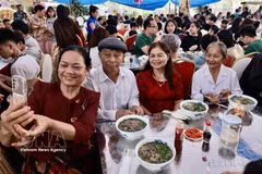 Elderly residents happily enjoy "Pho" at the Van Cu Pho Craft Village Festival (Photo: VNA)