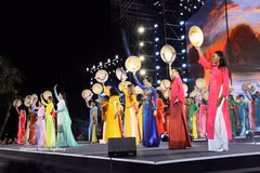 Miss World 2026 contestants perform in Vietnam's long traditional dresses and conical hats. (Photo: VNA)