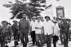 Cuban leader Fidel Castro and Vietnamese Prime Minister Pham Van Dong visit Dong Ha town in 1973 (File photo: VNA)