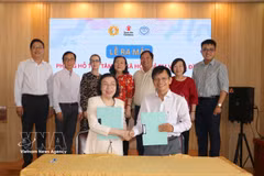 Chairwoman of the Ho Chi Minh City Association for Protection of Children’s Rights Mai Thi Ngoc Mai and Chairman of the Ho Chi Minh City Association of Psychology and Education Dinh Phuong Duy sign an MoU to establish and operate a psychological and social support office for children and families. (Photo: VNA)