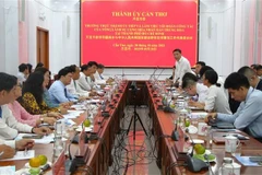 The working session between the Can Tho Party Committee and Consul General of China in Ho Chi Minh City Tang Li. (Photo: VNA)