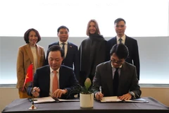 Representatives from the Ministry of Finance and JP Morgan sign an MoU on cooperation between the two sides (Photo: VNA)