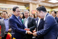 National Assembly Chairman Tran Thanh Man (left) extends New Year greetings to officials and employees of the State Audit Office on February 23. (Photo: VNA)