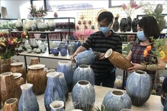 Tourists visit Bat Trang pottery village in Hanoi. (Photo: VNA)