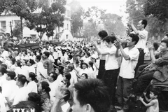 People gather in front of the Vietnam News Agency headquarters at No.5 Ly Thuong Kiet street in Hanoi to hear news of the April 30, 1975 Victory. (Photo: VNA)