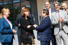 PM Pham Minh Chinh (second from right) visits the Karolinska Institutet. (Photo: VNA)