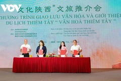 Vietnamese and Chinese enterprises sign tourism development cooperation deals. (Photo: VNA)
