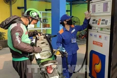 Fuel prices rise from 3:00 pm on August 28. (Photo: VNA)