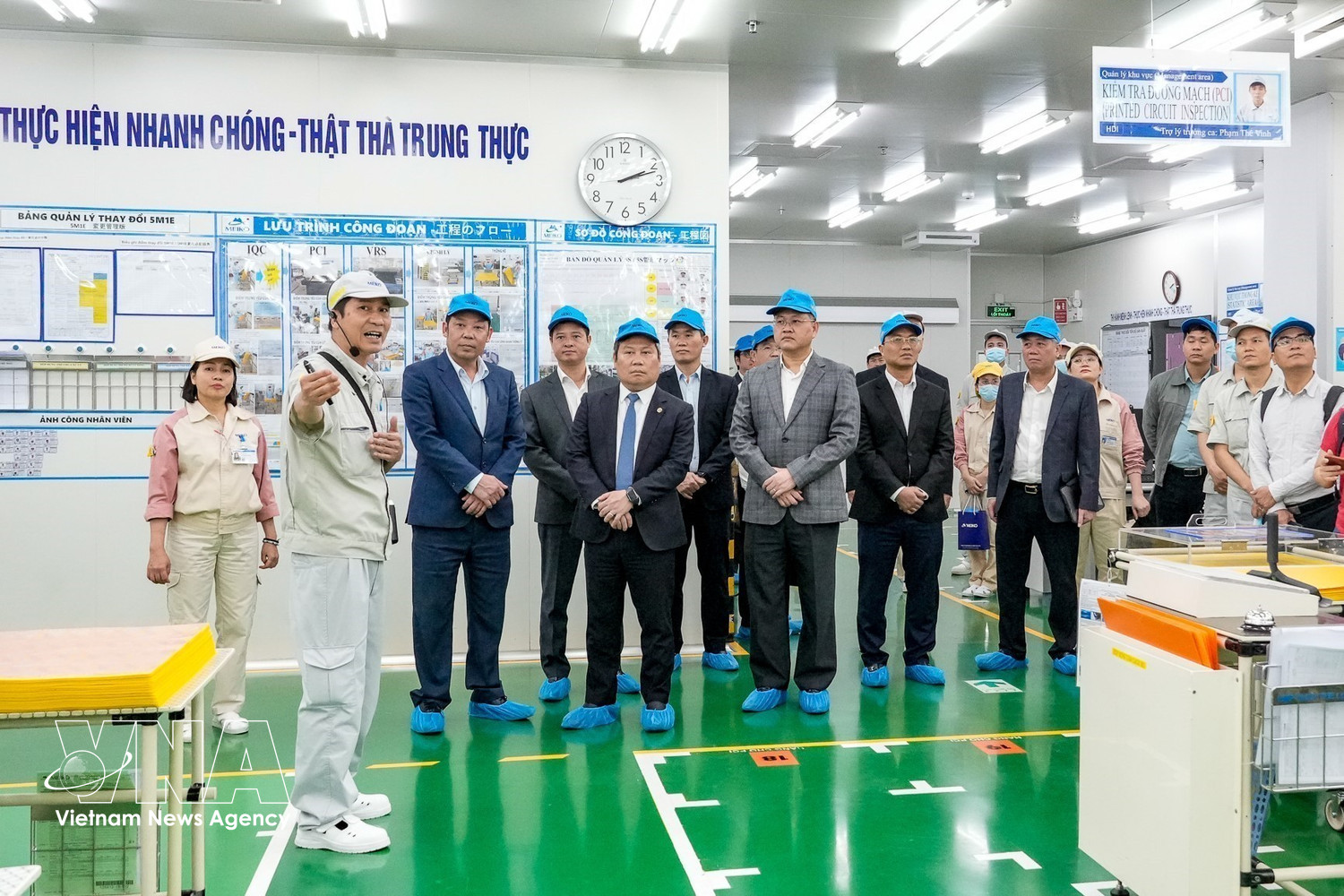 Chairman of the Hanoi People’s Committee Vu Dai Thang visits Meiko Electronics Vietnam Co., Ltd in the Thach That-Quoc Oai Industrial Park, Tay Phuong commune, on February 25. (Photo: VNA) vnanet-meiko.jpg