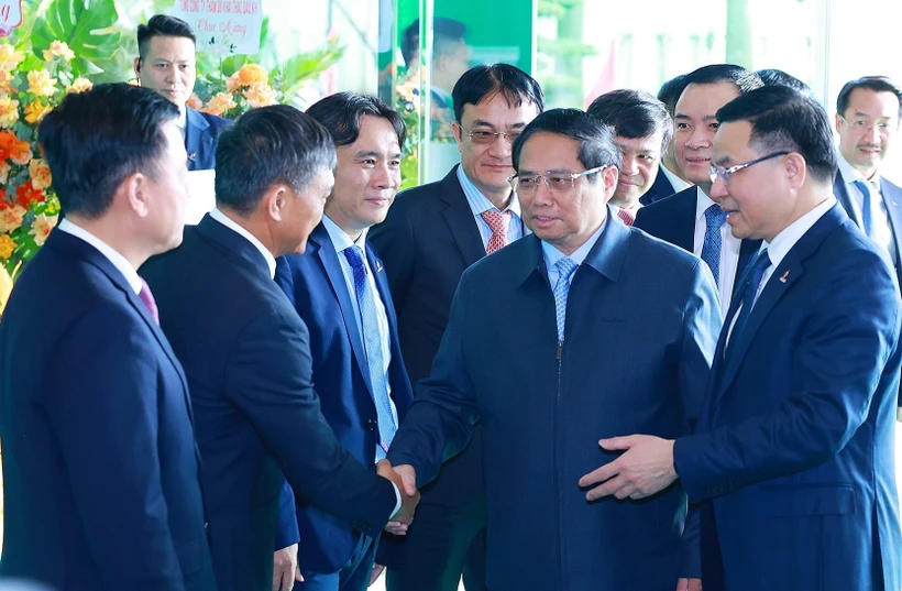 Prime Minister Pham Minh Chinh (second from left) attends Petrovietnam's year-end review conference (Photo: VNA)