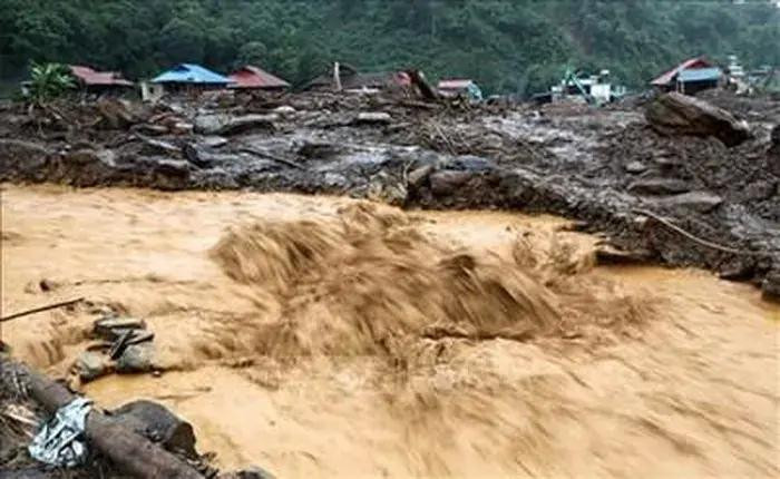 Flash floods affect National Highway 12 through Muong Pon commune, Dien Bien district in Dien Bien province (Photo: VNA)