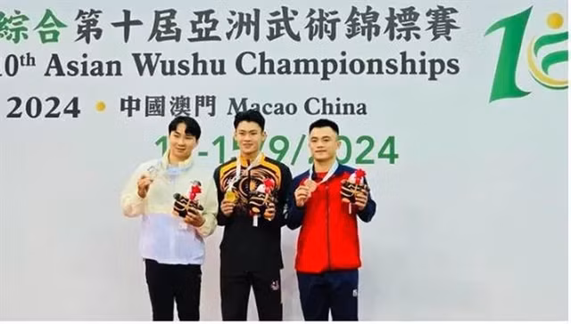 Nong Van Huu (left) poses with other medallists of the men's nanquan event at the Asian Wushu Championships on September 12 in Macau, China. (Photo of organisers)