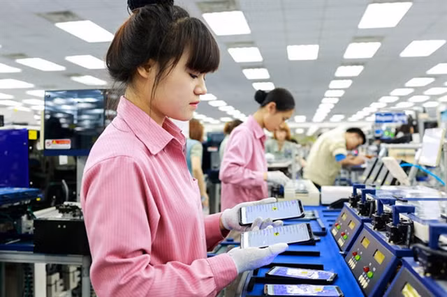 Workers during a shift in a phone factory in the northern province of Bac Ninh. (Photo: baogiaothong.vn) 