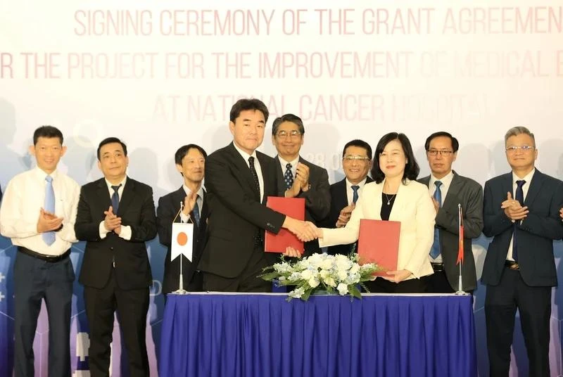 Health Minister Dao Hong Lan and Chief Representative of the Japan International Cooperation Agency (JICA) – Vietnam Office Sugano Yuichi at the signing ceremony. (Photo: nhandan.vn)