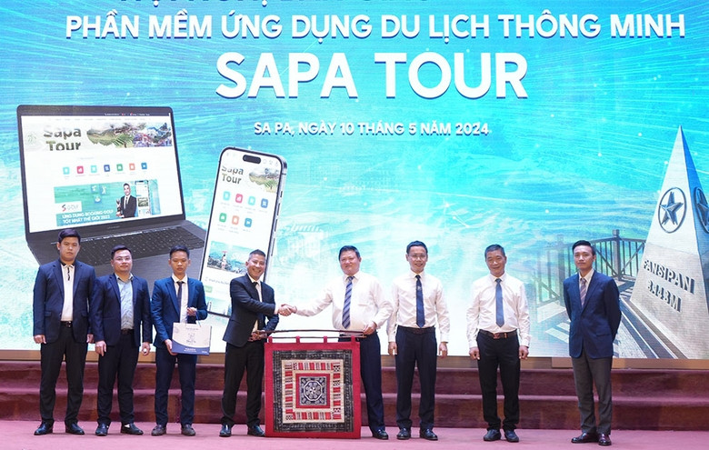 Representatives from agencies are at the launching ceremony of the app "Sapa Tour" to promote tourism in resort town of Sa Pa in northern province of Lao Cai. (Photo: nhandan.vn)