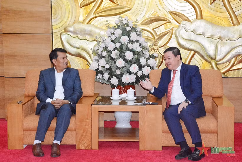Vice President of the Vietnam Union of Friendship Organisations (VUFO) Nguyen Ngoc Hung (right) receives Nepal Peace and Solidarity Council (NPSC) Chairman Rabindra Adhikari in Hanoi on May 20. (Photo: qdnd.vn)