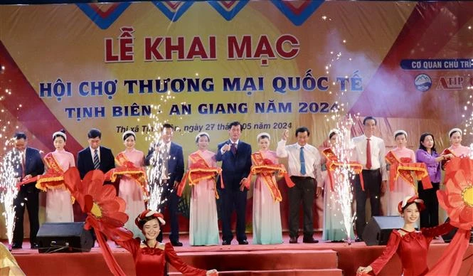 Representatives from An Giang province and Cambodia's provinces of Takeo and Kandal at the opening ceremony of the fair. (Photo: VNA)