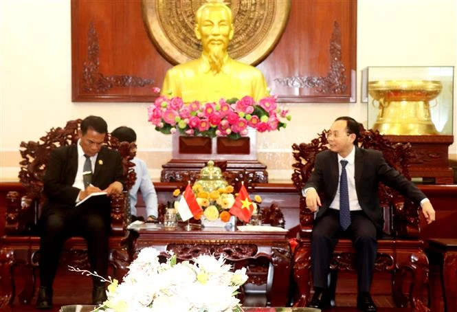 Secretary of the Can Tho Party Committee Nguyen Van Hieu (right) receives Indonesian Minister of Agriculture Andi Amran Sulaiman on May 20. (Photo: VNA)