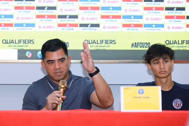 Coach Dominic Tacadina of U20 Guam aims to beat the Vietnamese team in Group A of the 2025 AFC U20 Asian Cup qualifiers. (Photo: vtcnews.vn)