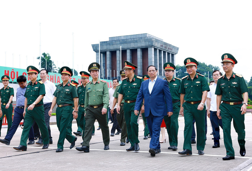 Prime Minister Pham Minh Chinh inspects the outcomes of the periodic maintenance of the Mausoleum of President Ho Chi Minh on August 12. (Photo: VNA)