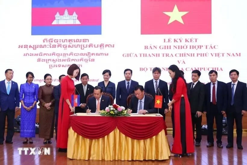 At the signing ceremony. (Photo: VNA)