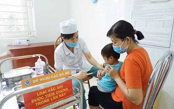 A child is vaccinated in Can Tho city as part of the national expanded programme on immunisation. (Photo: EPI)