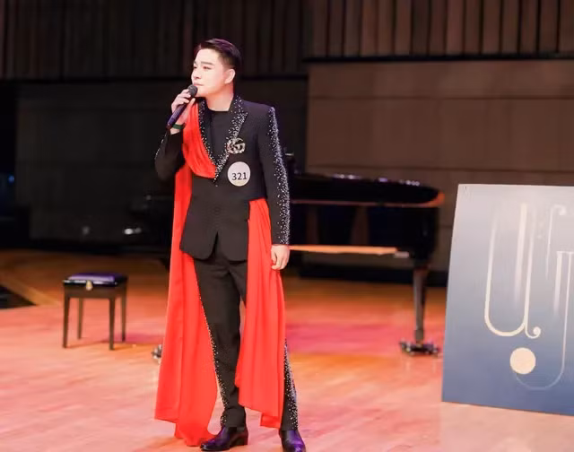 Singer Tran Tung Anh performs at Qingyin Award - Youth Music Festival 2024 in China. (Photo: vtv.vn)