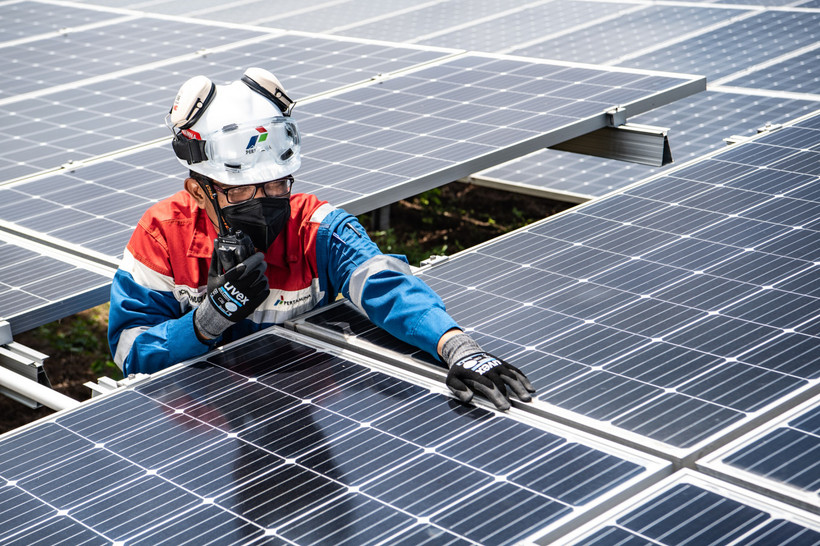 One of the efforts to develop new renewable energy is through the use of solar panels in Pertamina’s operational areas, as seen at the refinery in Cilacap, Central Java. (Photo: Pertamina) 