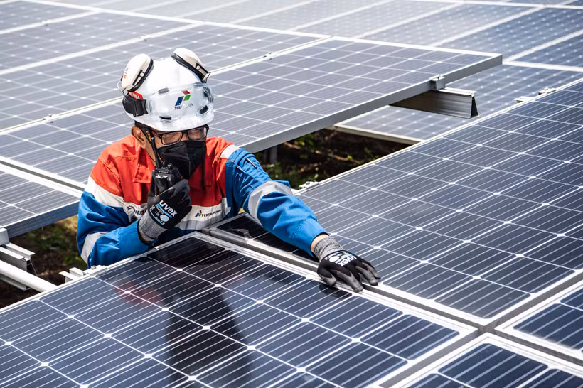 One of the efforts to develop new renewable energy is through the use of solar panels in Pertamina’s operational areas, as seen at the refinery in Cilacap, Central Java. (Photo: Pertamina) 
