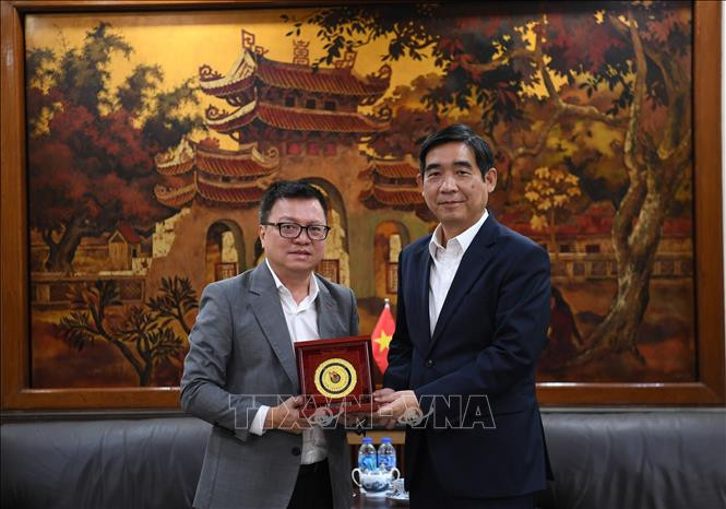 Chairman of the Vietnam Journalists' Association Le Quoc Minh (left) and Vietnamese Ambassador to Thailand Pham Viet Hung at their meeting on November 28 (Photo: VNA)